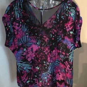 BEAUTIFUL BRAND NEW, NEVER WORN GUESS TOP MEDIUM💕